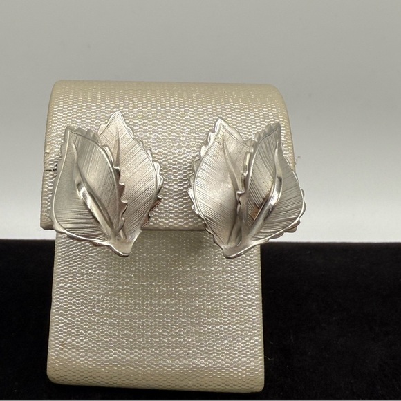 Vintage Clip On Giovanni Leaf Earrings - Picture 1 of 4